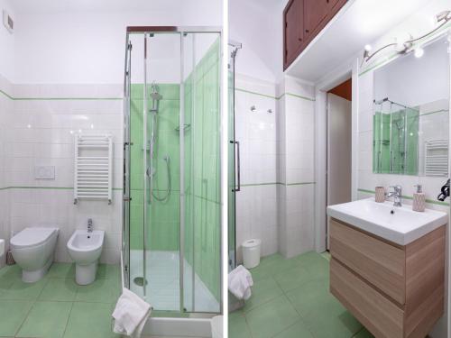 uma casa de banho com um chuveiro, um WC e um lavatório. em Passeggiata al Vaticano em Roma
