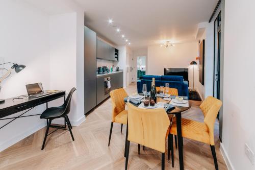 Gallery image of Stunning Industrial Style Gem, City Centre, Balcony canal view, Fast WiFi, Contractors, Families in Birmingham