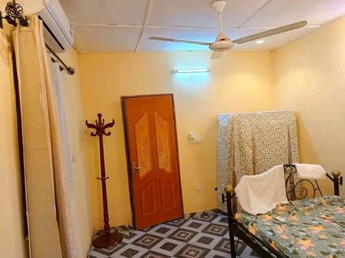 a room with a bed and a red door at Villa meublée de saaba in Dassasgo