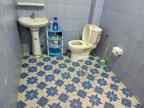 a bathroom with a toilet and a sink at Villa meublée de saaba in Dassasgo