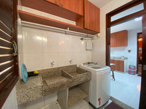 ein Bad mit einem Waschbecken im Zimmer in der Unterkunft Casa Cantinho do Girassol in Natal