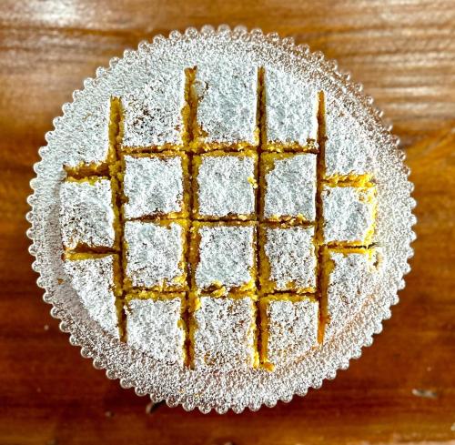 a cake with powdered sugar on top of a table at Hotel Casa Paradiso Guarujá in Guarujá