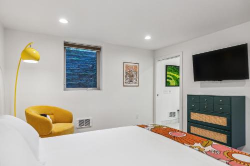 Vibrant 70s Bungalow Vacation Haven on Green Lake! home_2
