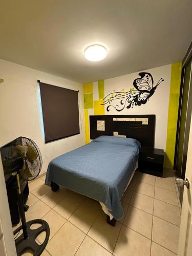 特皮克的住宿－Alojamiento privado con seguridad 1，一间卧室配有一张床和一台平面电视