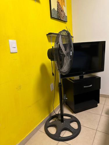 A television and/or entertainment centre at Alojamiento privado con seguridad 1
