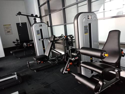 een fitnessruimte met verschillende loopbanden in een kamer bij Modern & Homely CBD Private Suite with Pool & Gym in Petaling Jaya