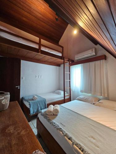 Tempat tidur susun dalam kamar di Charme do Chalé 17 em Gravatá