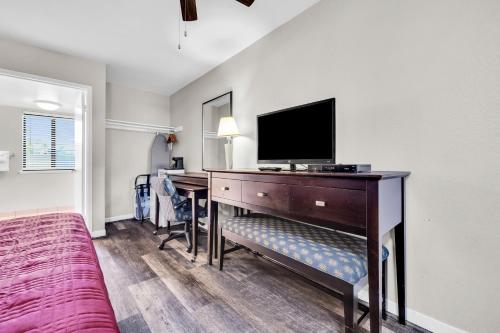 Μια τηλεόραση ή/και κέντρο ψυχαγωγίας στο Bay Breeze Inn