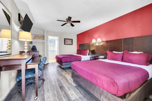 Ένα ή περισσότερα κρεβάτια σε δωμάτιο στο Bay Breeze Inn
