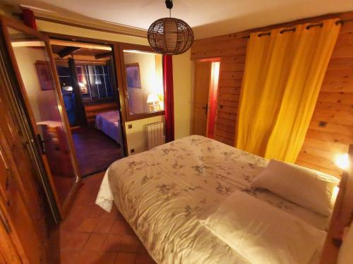 1 dormitorio con 1 cama en una habitación en Chambre La Séquoiane Col de Turini, 