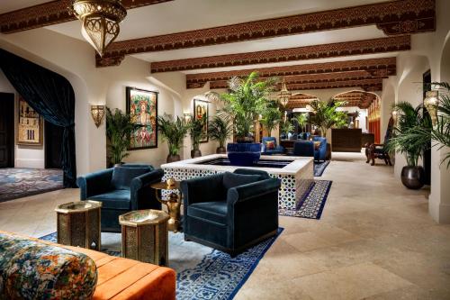 eine Lobby mit Sofas und einem Tisch in der Unterkunft Casa Monica Resort & Spa, Autograph Collection in St. Augustine