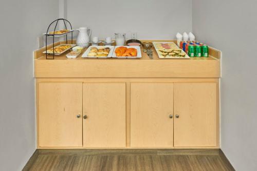 a counter with plates of food on top of it at City Express by Marriott Tepotzotlán in Tepotzotlán