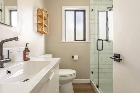 y baño con lavabo, aseo y ducha. en Ocean Views Manhattan Beach 2 Bedroom Parking, en Manhattan Beach