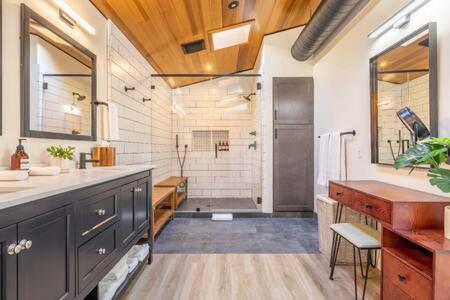 Ένα μπάνιο στο Stay on The Strand Manhattan Beach 4 bedroom