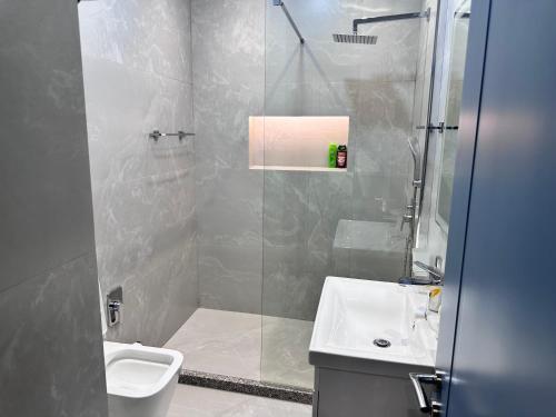 Modern Loft in Prime Location - Imazhi 3