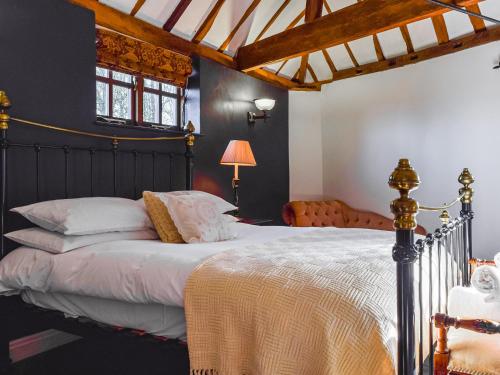 1 dormitorio con 1 cama grande con almohadas blancas en Barn Suite, en Beaconsfield