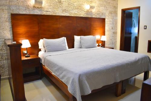 Una cama o camas en una habitación de El Zaguán Colonial by GuruHotel