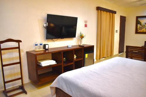 Una cama o camas en una habitación de El Zaguán Colonial by GuruHotel