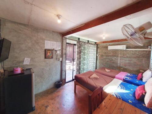 Postel nebo postele na pokoji v ubytování KTT Resort and Motorbike & Bicycle for rents Sukhothai