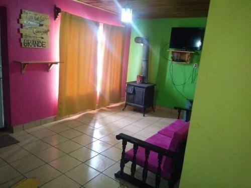 um quarto com um banco e um fogão num quarto em Posada Casa del Abuelo. Creel, Chih. em Creel