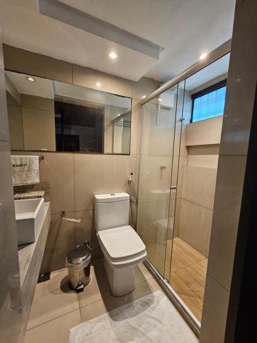 uma casa de banho com um WC e um chuveiro em Charme do Chalé 17 em Gravatá em Gravatá