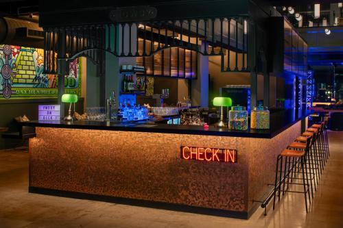 El lounge o bar de Moxy Houston Downtown