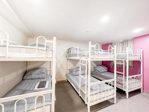 テグにあるDongseongro ZERO guesthouseの二段ベッド3組が備わる部屋