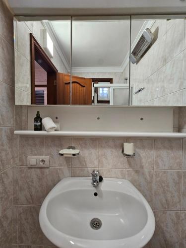 a bathroom with a sink and a mirror at TABAIBA REFUGIO DEL MAR in Santa Cruz de Tenerife