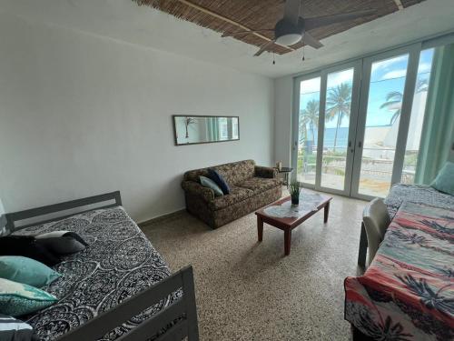 Posezení v ubytování 2 BR Beach house with balcony and ocean view, Luquillo Unit 2