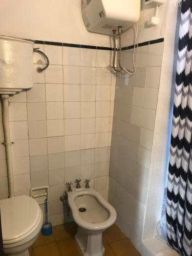a small bathroom with a toilet and a sink at Apartamento con garaje cerrado in Minas