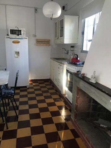 a kitchen with a black and white checkered floor at Apartamento con garaje cerrado in Minas