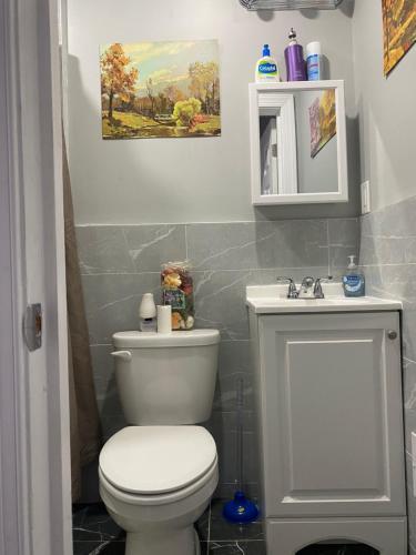Bilik mandi di Cozy Getaway Room