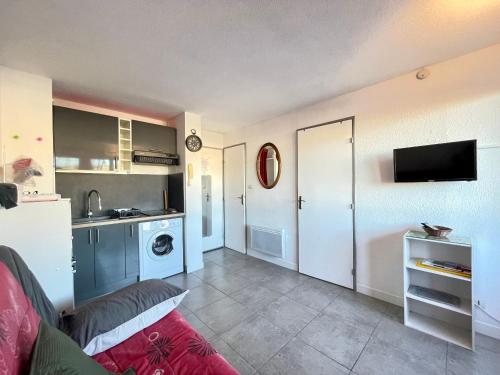 Photo de la galerie de l'établissement Studio cabine avec loggia à 350m des plages - FR-1-338-175, à Sète