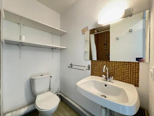 une salle de bain blanche avec des toilettes et un lavabo dans l'établissement Studio cabine rénové avec ascenseur et parking, à 30m de la plage - FR-1-338-547, à Sète