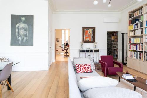 Chic flat Place des Vosges