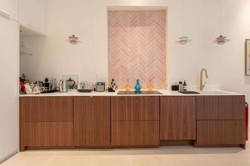 une cuisine avec des armoires en bois et un comptoir dans l'établissement Chic flat Place des Vosges, à Paris