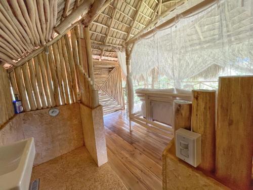 uma casa de banho com 2 lavatórios e uma grande janela em Treehouse waterfalls El Limón D-03 em El Limón