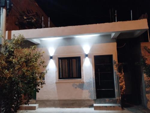 een huis met lichten aan de zijkant 's nachts bij Nanai in Cafayate