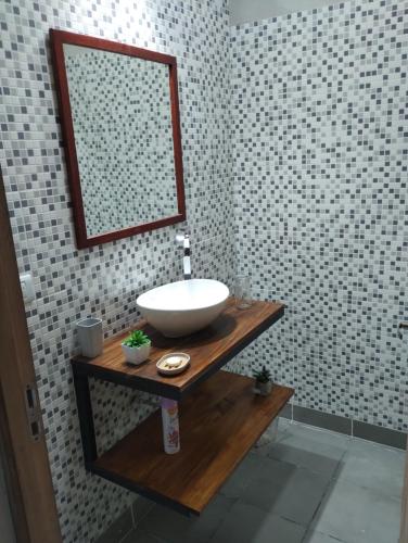 W łazience znajduje się umywalka i lustro. w obiekcie Nanai w mieście Cafayate