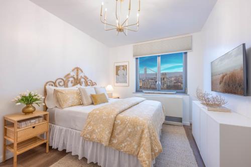 um quarto branco com uma cama e uma janela em Designer Apt for 6, City Views, near Times Square! em Nova York