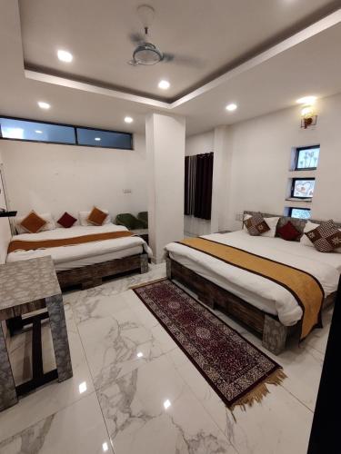 Una cama o camas en una habitación de Hotel Keshav Residency