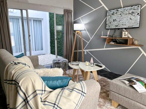 a living room with a couch and a table at Hermosa casa estilo nórdico en tranquilo barrio céntrico in Mendoza