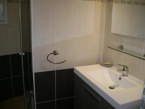 La salle de bains est pourvue d'un lavabo et d'une douche. dans l'établissement Maison La Tranche-sur-Mer, 5 pièces, 6 personnes - FR-1-476-77, à La Tranche-sur-Mer
