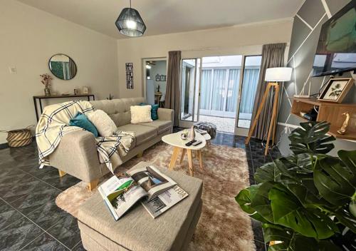 a living room with a couch and a table at Hermosa casa estilo nórdico en tranquilo barrio céntrico in Mendoza