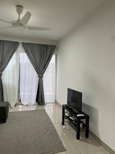 クアラ・セランゴールにあるRafahiyyah Homestay, Puncak Alamのリビングルーム(天井ファン、テレビ付)