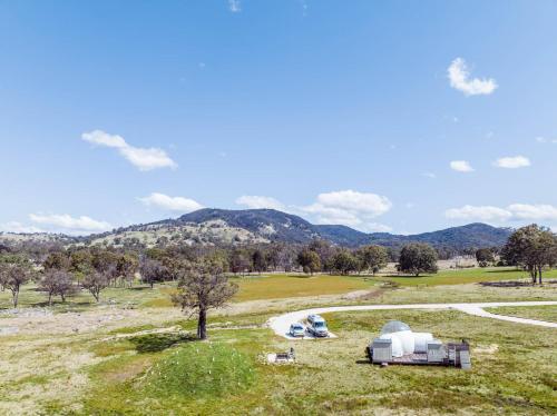 una vista aérea de un campo con una tienda de campaña en Mirumiru Bubbletent, en Tenterfield