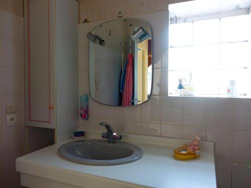Et badeværelse på Maison Saint-Armel, 4 pièces, 7 personnes - FR-1-639-105