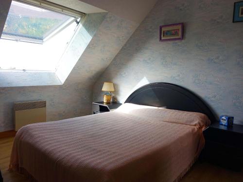 En eller flere senge i et værelse på Maison Saint-Armel, 4 pièces, 7 personnes - FR-1-639-105