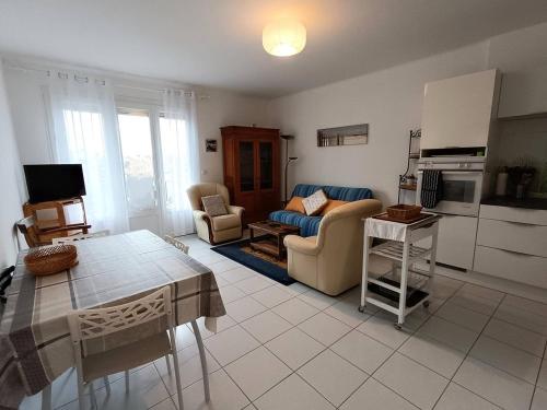 un salon avec un canapé et une table dans l'établissement Appartement avec WIFI, au centre-ville de Perros-Guirec - FR-1-368-406, à Perros-Guirec