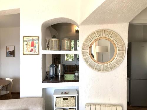 - un salon avec un miroir mural dans l'établissement Petite villa 4 pers, plage à 1 km, tout confort, animaux acceptés - FR-1-768-64, aux Issambres